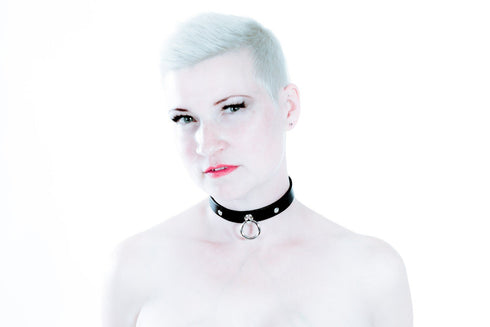 SiaLinda: Halsband echtes Leder schwarz mit 2 Straß - Kristallen und großem O-Ring 20mm, Geschenkverpackung - SiaLinda.com